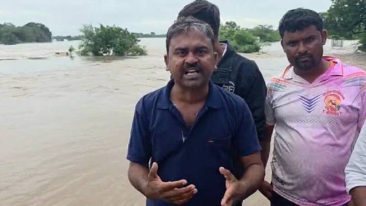 माढा तालुक्यातील महापुरात सीना दारफळ येथे रेस्क्यूसाठी हेलिकॉप्टर दाखल झाले होते. दारफळ येथील बरड वस्तीमध्ये शंभर पेक्षा जास्त नागरिक पुरात अडकले असून त्यांना एअरलिफ्ट करण्यासाठी हेलिकॉप्टर आले.