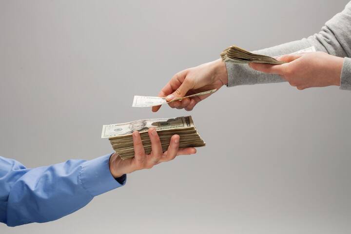 या योजनेत तुम्ही एका खात्यात 9 लाख रुपये आणि संयुक्त खात्यात 15 लाख रुपये जमा करू शकता. सध्या ही योजना 7.4 टक्के दराने व्याज देते