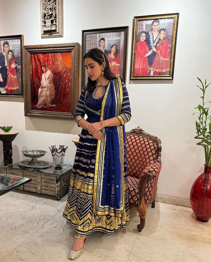 बॉलीवुड एक्ट्रेस सारा अली खान की तरह ऐसा ब्लू अनारकली सूट नवरात्रि पूजा के लिए आप ट्राई कर सकती हैं.