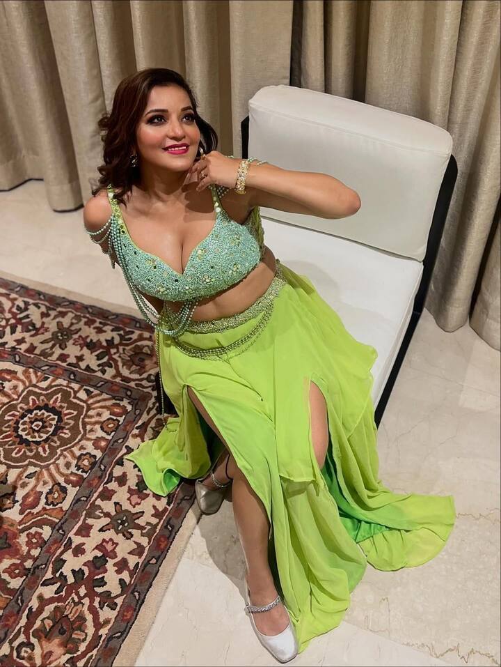 वैसे तो मोनालिसा ने कई सुपरहिट भोजपुरी फिल्मों में काम किया है लेकिन उन्होंने हिंदी टीवी शोज जैसे 'जादू तेरी नजर' और 'नमक इश्क का' से खूब वाहवाही बटोरीं. इसके साथ ही एक्ट्रेस 'बिग बॉस 10' का भी हिस्सा रह चुकी हैं.