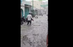 Latur Rain: साडेतीन तासात लातूरच्या गल्लीबोळांना ओढ्याचं स्वरूप, दुचाक्या वाहून चालल्या, गुडघाभर पाण्यात नागरिकांची कसरत, PHOTOS