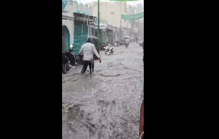 सलग आणि सातत्याने सुरू असलेल्या पावसामुळे सर्वत्र पाणीच पाणी झालं होतं.