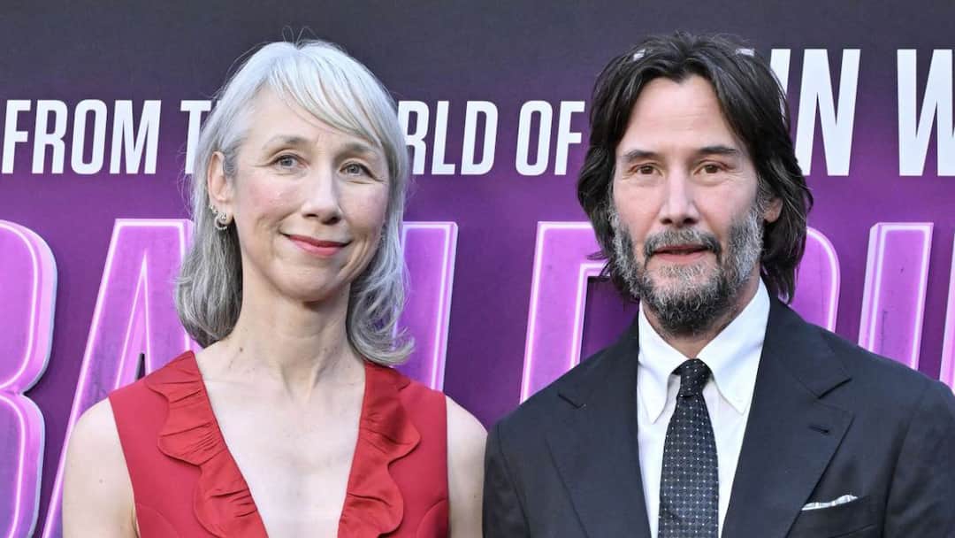 ”உன் வார்த்தைக்கு முன்னால்… என் வாழ்வே உன் பின்னால்… ” சிம்பிளாக நடந்த ஹாலிவுட் நடிகர் கியானு ரீவ்ஸ் திருமணம்