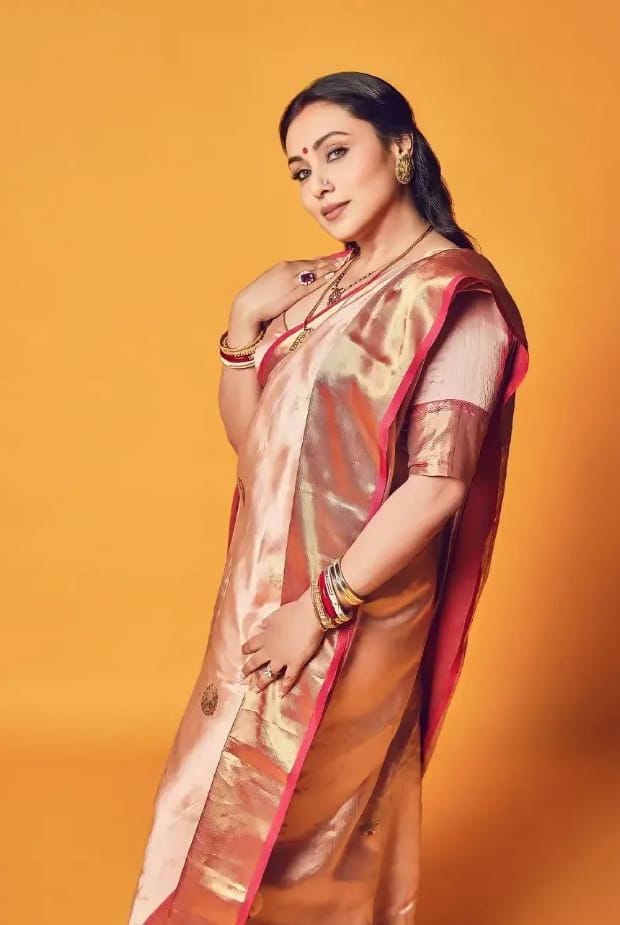 In this look, Rani Banarasi is seen in Banarasi saree, her style is refining her even more. By carrying Bindi and accessories, he made this look even more graceful.