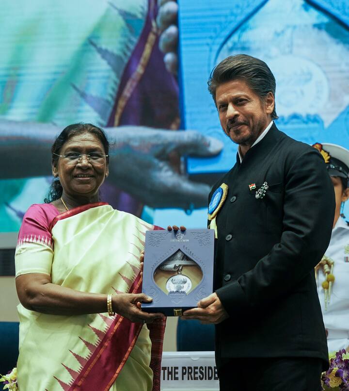 Actually, this is a very proud moment for Shahrukh and his family. The actor has won the first National Award for his career. Which was found for the film 'Jawan'.