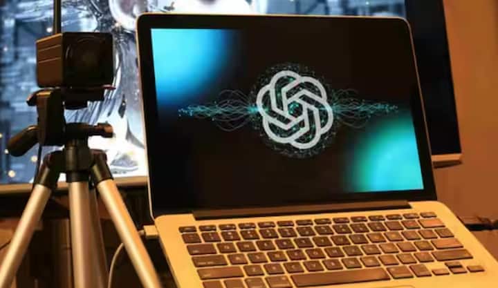 ਅਮਰੀਕਾ ਵਿੱਚ ਇੱਕ ਔਰਤ ਨੇ ਹਾਲ ਹੀ ਵਿੱਚ ਆਰਟੀਫੀਸ਼ੀਅਲ ਇੰਟੈਲੀਜੈਂਸ ਦੀ ਮਦਦ ਨਾਲ ਲਾਟਰੀ ਜਿੱਤੀ ਹੈ, ਜਿਸ ਨਾਲ ਇਹ ਸਵਾਲ ਉੱਠਿਆ ਹੈ ਕਿ ਕੀ ਏਆਈ ਸੱਚਮੁੱਚ ਕਿਸੇ ਨੂੰ ਅਮੀਰ ਬਣਾ ਸਕਦਾ ਹੈ, ਜਾਂ ਕੀ ਇਹ ਸਭ ਸਿਰਫ ਕਿਸਮਤ ਹੈ। ਬਹੁਤ ਸਾਰੇ ਲੋਕ ਲਾਟਰੀ ਨੰਬਰਾਂ ਦੀ ਭਵਿੱਖਬਾਣੀ ਕਰਨ ਲਈ ਕਈ ਤਰ੍ਹਾਂ ਦੀਆਂ ਗਣਨਾਵਾਂ ਅਤੇ ਤਰੀਕਿਆਂ ਦੀ ਵਰਤੋਂ ਕਰਦੇ ਹਨ, ਪਰ ਨਤੀਜੇ ਅਕਸਰ ਉਮੀਦ ਅਨੁਸਾਰ ਨਹੀਂ ਨਿਕਲਦੇ। ਨਤੀਜੇ ਵਜੋਂ, ਕੁਝ ਲੋਕਾਂ ਨੇ ਏਆਈ ਤੋਂ ਨੰਬਰ ਮੰਗ ਕੇ ਟਿਕਟਾਂ ਖਰੀਦਣੀਆਂ ਸ਼ੁਰੂ ਕਰ ਦਿੱਤੀਆਂ ਹਨ। ਪਰ ਕੀ ਇਹ ਤਰੀਕਾ ਸੱਚਮੁੱਚ ਸਾਰਿਆਂ ਲਈ ਕੰਮ ਕਰੇਗਾ? ਦੋ ਘਟਨਾਵਾਂ ਇਸ ਬਾਰੇ ਕਈ ਸਵਾਲ ਖੜ੍ਹੇ ਕਰਦੀਆਂ ਹਨ। ਵਰਜੀਨੀਆ ਦੀ ਰਹਿਣ ਵਾਲੀ ਕੈਰੀ ਐਡਵਰਡਸ ਨੇ 8 ਸਤੰਬਰ ਨੂੰ ਵਰਜੀਨੀਆ ਲਾਟਰੀ ਪਾਵਰਬਾਲ ਡਰਾਅ ਵਿੱਚ ਜੈਕਪਾਟ ਜਿੱਤਿਆ। ਉਨ੍ਹਾਂ ਦਾ ਕਹਿਣਾ ਹੈ ਕਿ ਉਸ ਨੇ ਜਿਹੜੇ ਨੰਬਰ ਚੁਣੇ,ਉਹ ਚੈਟਜੀਪੀਟੀ ਦੀ ਮਦਦ ਨਾਲ ਮਿਲੇ ਸਨ। ਦਿਲਚਸਪ ਗੱਲ ਇਹ ਹੈ ਕਿ ਏਆਈ ਦੁਆਰਾ ਦੱਸੇ ਗਏ ਪਹਿਲੇ ਪੰਜ ਵਿੱਚੋਂ ਚਾਰ ਨੰਬਰ ਅਤੇ ਪਾਵਰਬਾਲ ਦਾ ਨੰਬਰ ਸਹੀ ਬੈਠਿਆ।