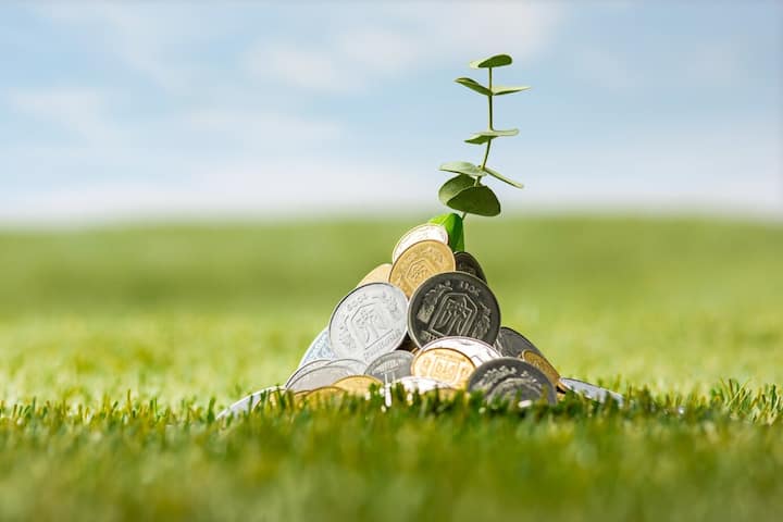 एसआयपीची सुरुवात 500 रुपयांपासून देखील करता येते. छोट्या गुंतवणुकीनं सुरुवात करुन मोठा टप्पा गाठता येऊ शकतो. एसआयपीच्या गुंतवणुकीवर साधारणपणे दरवर्षी 12 टक्के सीएजीआरनं परतावा मिळेल, असं अपेक्षित धरल जातं. एसआयपी सुरु केल्यानंतर प्रत्येक वर्षी 10 टक्के रक्कम वाढवत गेल्यास मोठा फंड तयार होण्यात मदत होते.