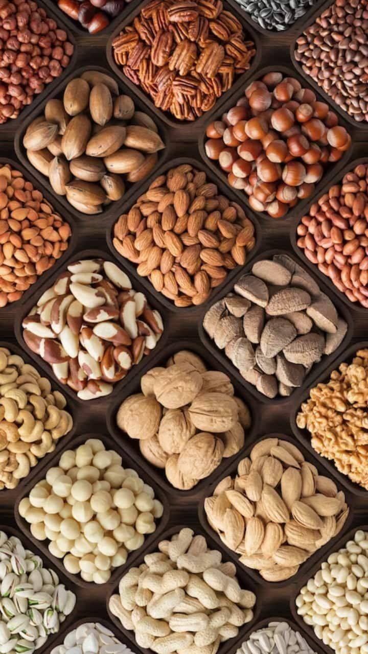 अंजीर आणि खजूर यांसारख्या ड्राय फ्रूट्समध्ये कॅल्शियम आणि इतर खनिजे भरपूर प्रमाणात असतात जे हाडांच्या आरोग्यासाठी महत्त्वाचे असतात.