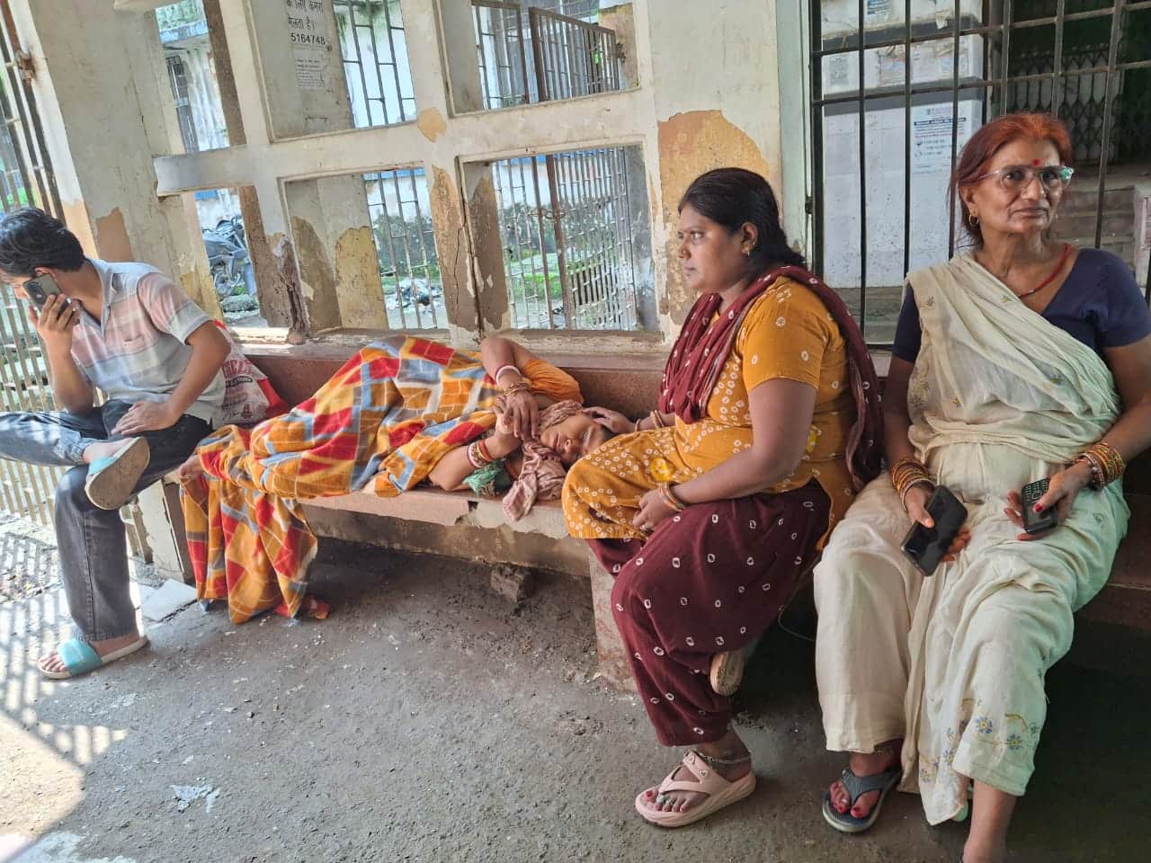 मंत्री जी चुनाव छोड़िए… इधर देखिए! गार्ड कह रहे- PMCH का अपना कानून, बिना इलाज लौट रहे मरीज