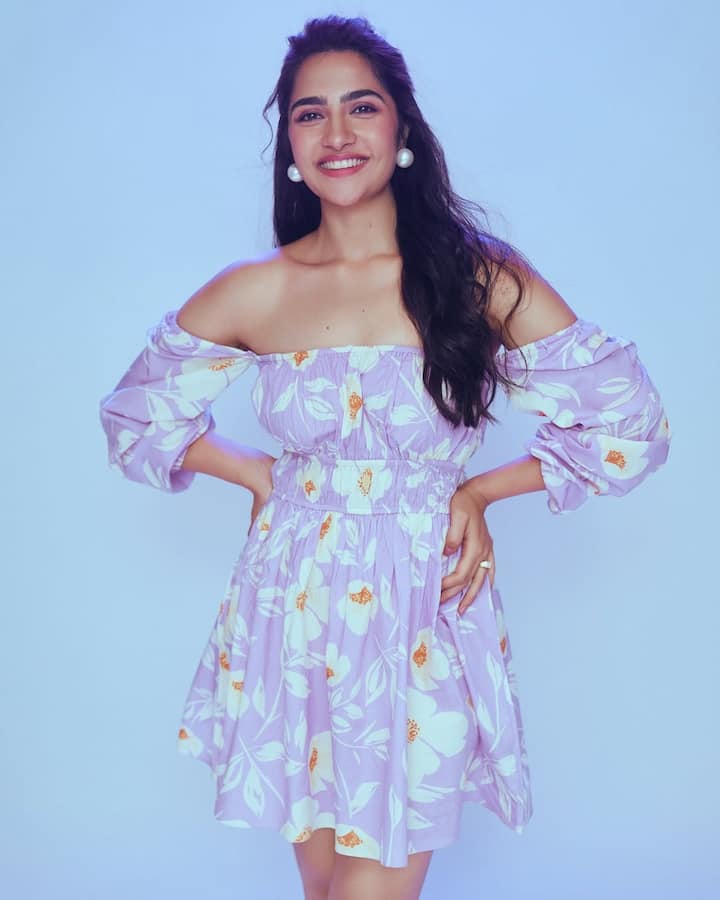इंस्टाग्राम पर रुक्मिणी के 1.5 मिलियन फॉलोवर्स हैं, जो उन्हें बेहद पसंद करते हैं और उनकी तारीफ करते नहीं थकते.