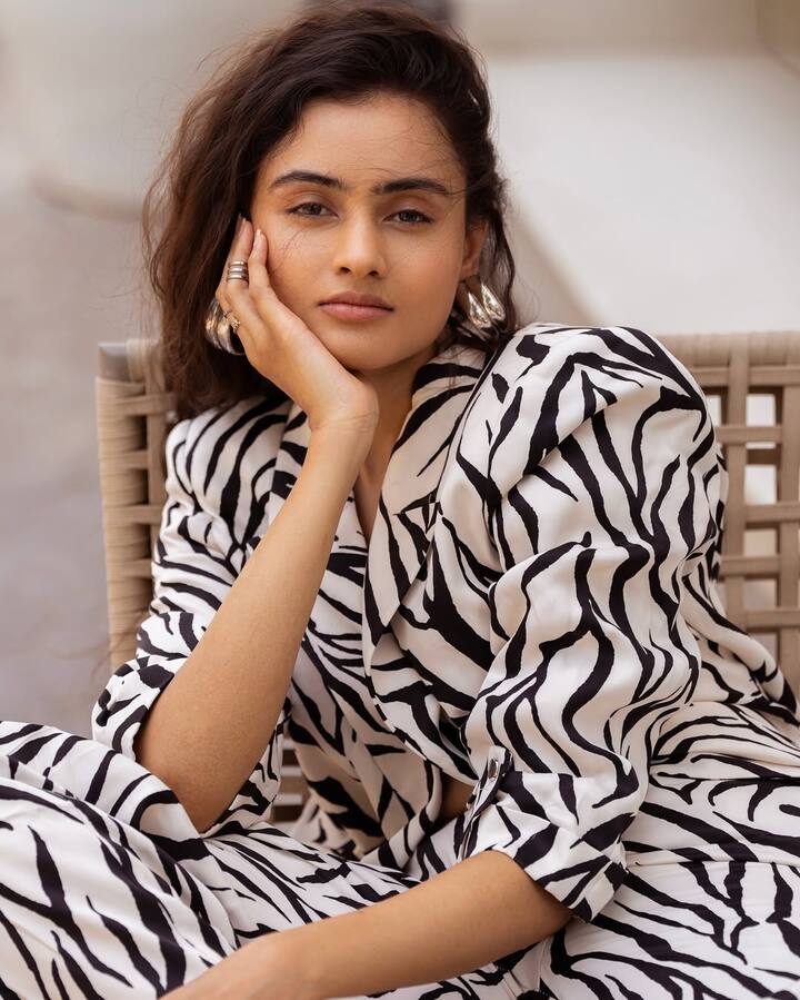 You can recreate this look of Janaki Bodhwala for casual outing. Here he has completed his look by pairing the striped outfit with chunky earrings.