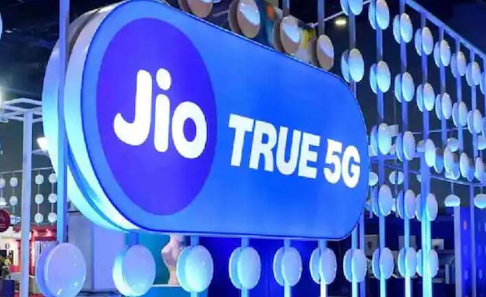 ਜੀਓ ਦਾ ਸਭ ਤੋਂ ਸਸਤਾ ਪਲਾਨ ₹223 ਵਾਲਾ ਪਲਾਨ ਮੰਨਿਆ ਜਾਂਦਾ ਹੈ। ਇਹ ਪਲਾਨ ਯੂਜ਼ਰਸ ਨੂੰ 28 ਦਿਨਾਂ ਲਈ ਅਨਲਿਮਟਿਡ ਕਾਲਿੰਗ, 100 SMS ਪ੍ਰਤੀ ਦਿਨ ਅਤੇ 56GB ਇੰਟਰਨੈੱਟ ਡੇਟਾ ਦੀ ਆਫਰ ਕਰਦਾ ਹੈ। ਇਸਦਾ ਅਰਥ ਹੈ ਕਿ ਪ੍ਰਤੀ ਦਿਨ 2GB ਡੇਟਾ।