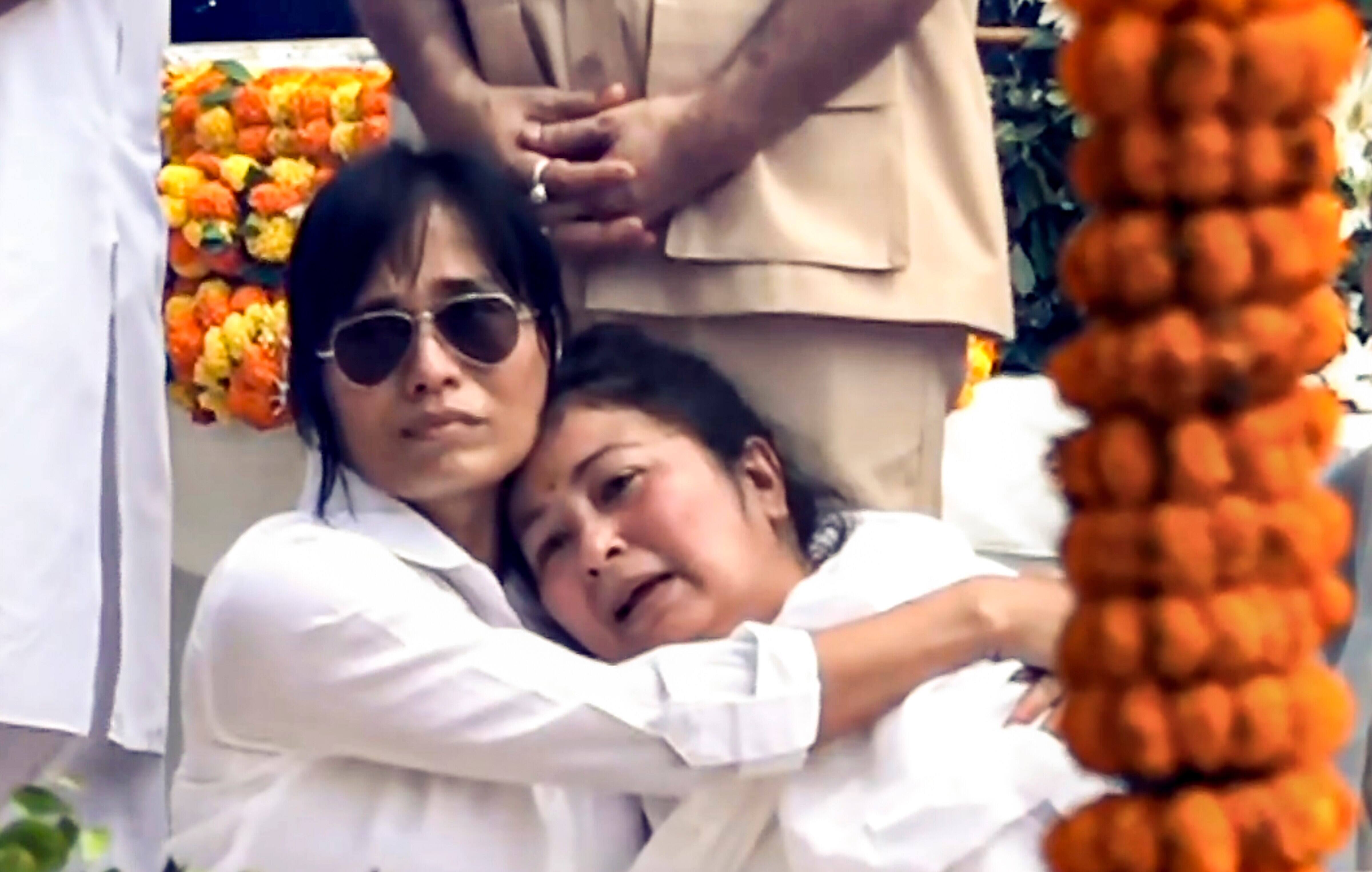 স্বামীর শেষকৃত্যে শোকাতুর জুবিন গর্গের স্ত্রী গরিমা