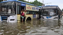 Kolkata Heavy Rainfall: કોલકત્તામાં વરસાદના કારણે તબાહી, રેલવે ટ્રેક જળમગ્ન, અત્યાર સુધી સાત લોકોના મોત