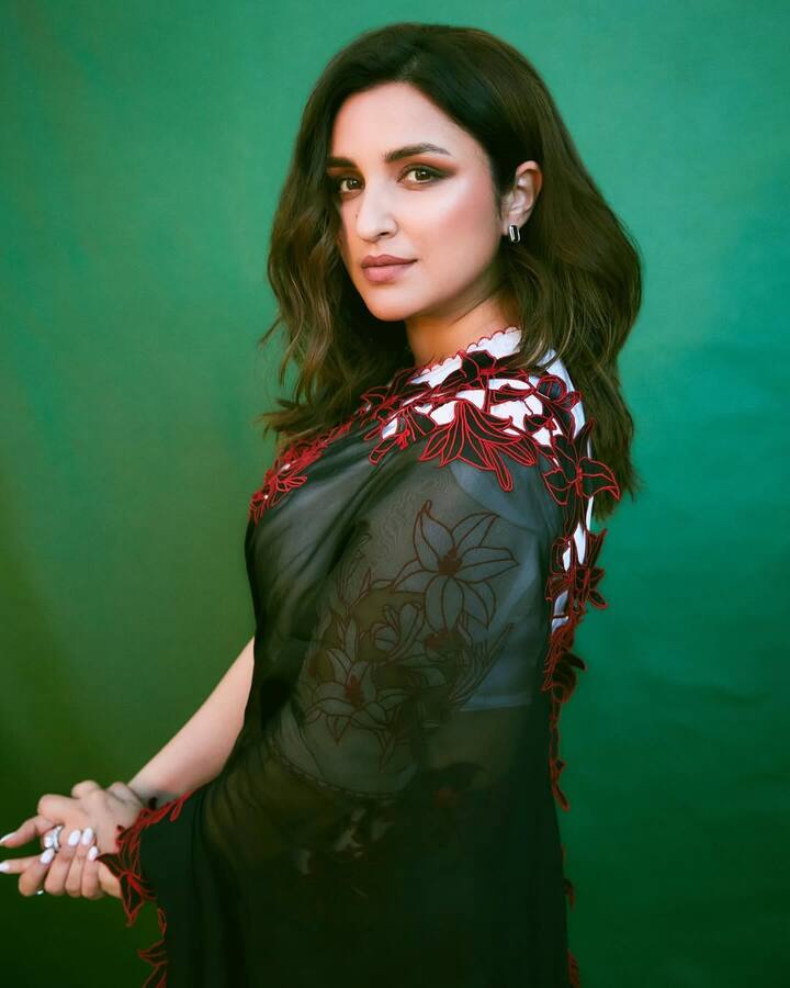 The actress also keeps sharing her gorgeous pictures every day by giving her fans treated.