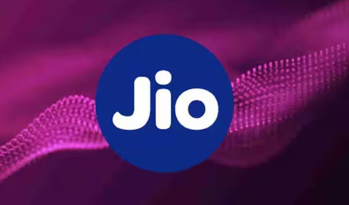 ਇੰਨਾ ਹੀ ਨਹੀਂ, ਜੀਓ ਇਸ ਪਲਾਨ ਦੇ ਨਾਲ ਯੂਜ਼ਰਸ ਨੂੰ ਕਈ ਹੋਰ ਫਾਇਦੇ ਵੀ ਪ੍ਰਦਾਨ ਕਰਦਾ ਹੈ। ਇਸ ਪਲਾਨ ਦੇ ਨਾਲ, ਉਪਭੋਗਤਾਵਾਂ ਨੂੰ ਜੀਓ ਸਿਨੇਮਾ, ਜੀਓ ਟੀਵੀ ਤੱਕ ਮੁਫਤ ਪਹੁੰਚ ਅਤੇ ਜੀਓ ਕਲਾਉਡ ਦੀ ਮੁਫਤ ਗਾਹਕੀ ਵੀ ਮਿਲਦੀ ਹੈ।