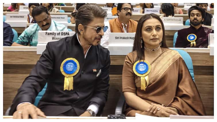 Shah Rukh Helps Rani Mukerji With Her Saree At National Awards, Internet Can’t Stop Gushing