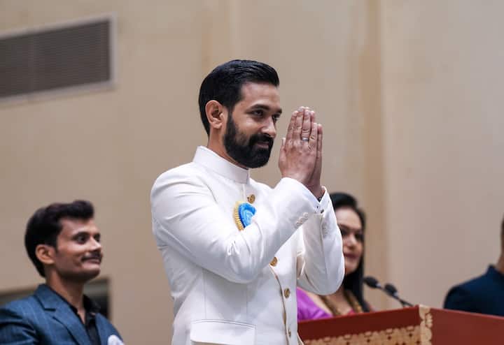 Vikrant appeared in a dashing look in this ceremony. He called everyone with folded hands on the stage.
