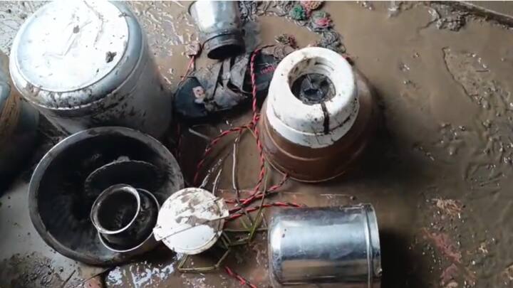 धाराशिव जिल्ह्यात पावसाचा हैदोस, आंबी गावात घरात शिरलं पाणी. घरात सर्वत्र चिखल, संसार उघड्यावर, घरातील सामान पडलं अस्ताव्यस्त