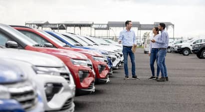 Used Cars: GST मध्ये बदल झाल्याने नव्या कोऱ्या वाहनांच्या किंमती कमालीची घसरल्या आहेत. नव्या कारच्या किंमतीच एक ते दीड लाखाने कमी झाल्याने सेकंड हँड कार डीलर्स, कंपन्यांमध्ये मोठी स्पर्धा सुरु झालीय.