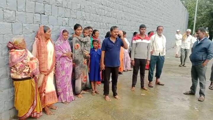 जिथं कधी काळी नेत्यांची हेलिकॉप्टर उडायची, ती पाहायला लोकं गर्दी करायची. पण, मुसळधार पावसाने त्याच गावात अडकलेल्या लोकांना सुरक्षितस्थळी हलविण्यासाठी आता हेलिकॉप्टर गिरक्या घालत आहेत.