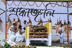 মুখাগ্নি করলেন বোন, ভেঙে পড়লেন স্ত্রী; হাজার মানুষের চোখের জল সাক্ষী রেখে পঞ্চভূতে বিলীন হলেন জুবিন