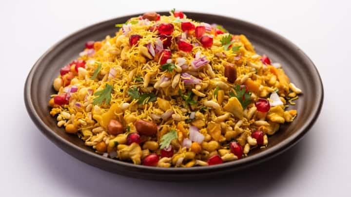 Those selling street food in India also have to pay tax. Under GST, taxes are applied at a rate of 5% on foods like Panipuri and Chaat. That is, these businesses fall under small, but completely organized system.