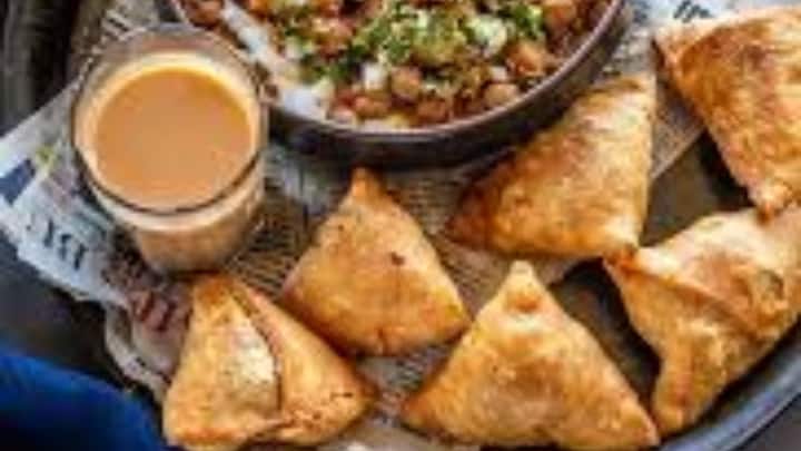 Usually, those who sell Panipuri can earn 30,000 to 60,000 rupees a month just like samosas, but with the help of good location and regular customers this figure can increase manifold.