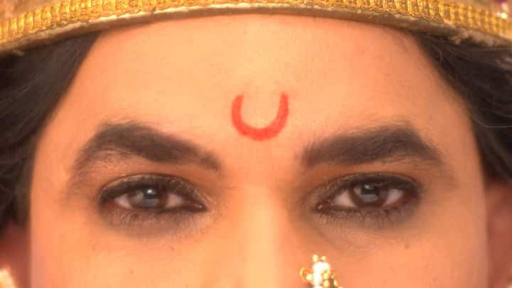 या कथानकाचा प्रोमोही सध्या विशेष गाजतो आहे. यात स्वामींच्या अस्वस्थतेतून नारळ खेळवण्याच्या दृश्याने सुरुवात होते, राधा देव्हाऱ्यासमोर उभी राहते आणि तिच्या दृष्टीने देवीचा मुखवटा गायब झालेला दिसतो.