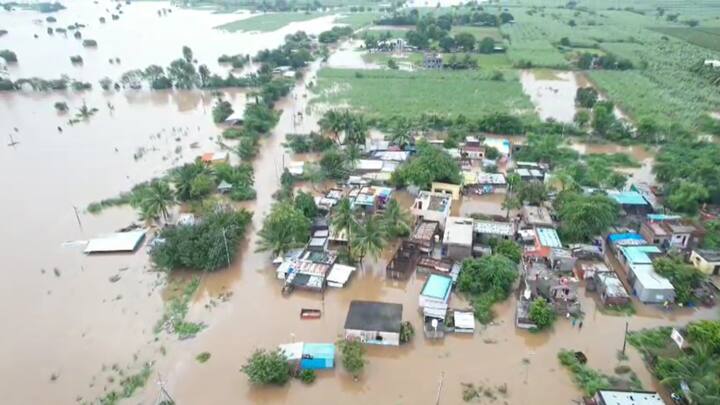 करमाळा.  सिना नदीला आलेल्या महापुरामुळे करमाळा तालुक्यातील   मिरगव्हाण  गावचा दोन्ही बाजूने संपर्क तुटला आहे. सिना नदी काठच्या अनेक शेतकऱ्यांचे मोठं नुकसान.