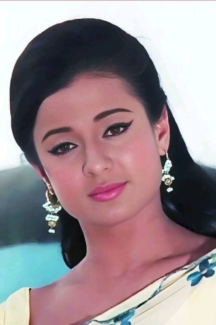 Tanuja started his career as a child actress from her mother's home production film 'Hamari Beti'. The film was released in 1950. The actress was also highly appreciated for her work.