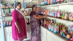 தன்னம்பிக்கையை தூண்டும் தஞ்சாவூர் தலையாட்டி பொம்மைகள்: நவராத்திரிக்காக விற்பனை கனஜோர்