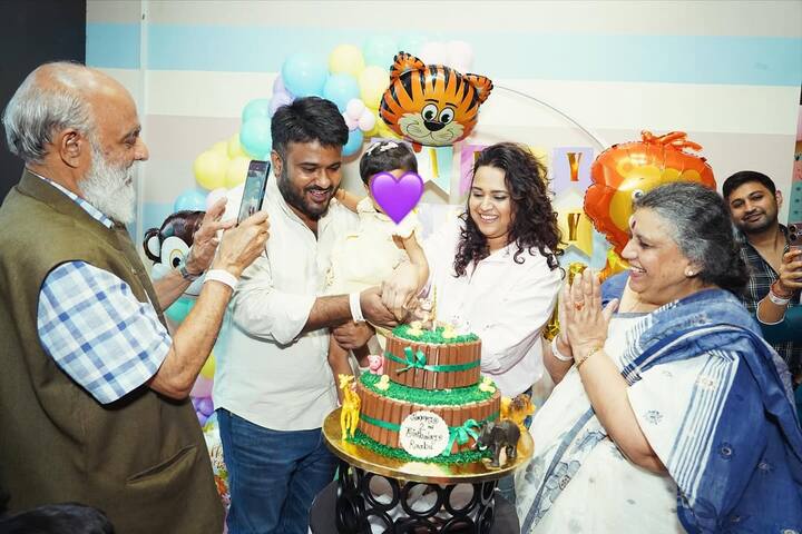 The entire family attended Rabia's birthday party. With whom Rabia cut the cake.