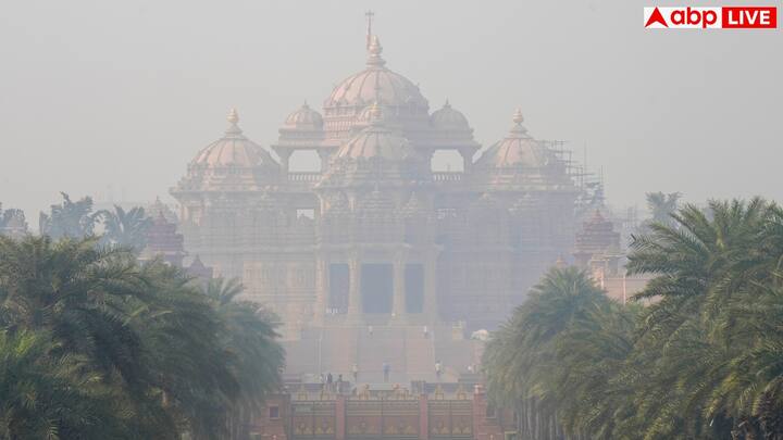 अक्षरधाम में भगवान स्वामीनारायण की विशाल मूर्तियां, सांस्कृतिक प्रदर्शनी और ध्यान-कक्ष होते हैं. हर तत्व मंदिर में आध्यात्मिक अनुभव और शांति का एहसास कराता है.