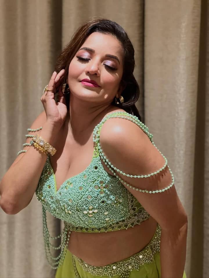 इन तस्वीरों में हसीना की ऐसी खूबसूरती और अंदाज देख फैंस अपनी नजरें उनसे हटा नहीं पा रहे हैं. अदाकारा की पोस्ट पर लाइक्स और कॉमेंट्स का सैलाब आ गया है और लोग जमकर इन फोटोज पर अपना प्यार बरसा रहे हैं.