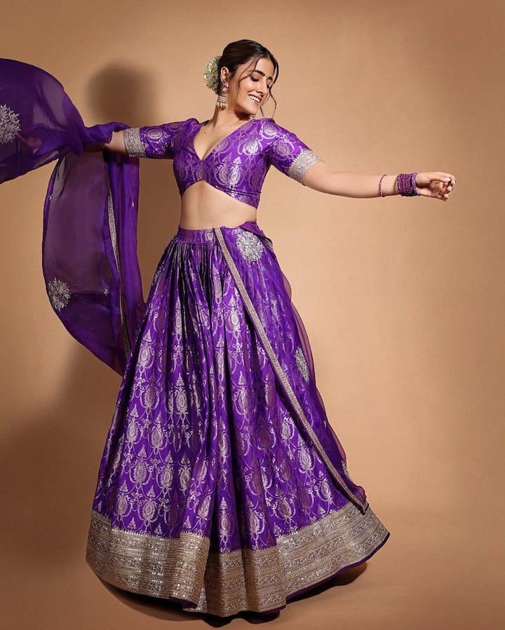 Nupur is seen wearing a very beautiful purple colored lehenga here. This lehenga is made of brocade fabric and silver color is embroidered on it. He has taken a scarf of Organja with it, which is installed silver border. Nupur has made a hair of hair and decorated it with white flowers.