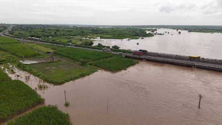 सीना नदीच्या भोगावती आणि चांदणी नदी धोका पातळी सोडून वाहत असल्यामुळे अनेक गावांना सतर्कतेचा इशारा देण्यात आला आहे.