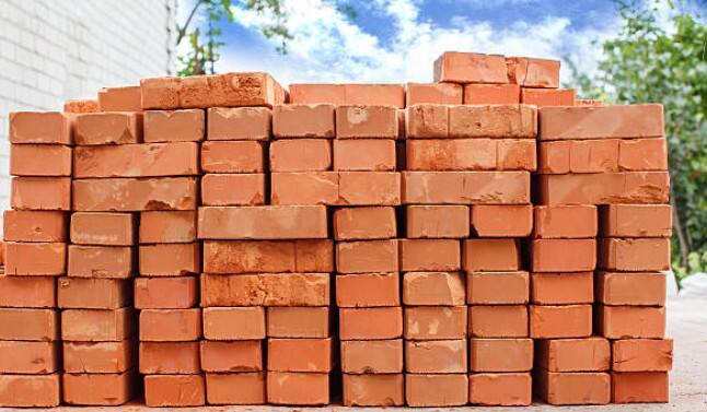 3,000 ਵਿੱਚੋਂ ਸਿਰਫ਼ 1,800 ਭੱਠੇ ਬਚੇ ਹਨ। ਬ੍ਰਿਕਸ ਭੱਠਾ ਐਸੋਸੀਏਸ਼ਨ ਦੇ ਅੰਮ੍ਰਿਤਸਰ ਜ਼ਿਲ੍ਹਾ ਪ੍ਰਧਾਨ ਅਤੇ ਸਮਾਜਿਕ ਕਾਰਕੁਨ ਮੁਕੇਸ਼ ਨੰਦਾ ਨੇ ਕਿਹਾ ਕਿ ਪੰਜਾਬ ਵਿੱਚ 3,000 ਤੋਂ ਵੱਧ ਇੱਟਾਂ ਦੇ ਭੱਠੇ ਸਨ, ਪਰ ਕੇਂਦਰ ਅਤੇ ਰਾਜ ਸਰਕਾਰਾਂ ਦੀਆਂ ਗਲਤ ਨੀਤੀਆਂ ਕਾਰਨ, ਉਨ੍ਹਾਂ ਵਿੱਚੋਂ 60% ਬੰਦ ਹੋ ਗਏ ਹਨ। ਇਸ ਵੇਲੇ, ਲਗਭਗ 1,800 ਭੱਠੇ ਚੱਲ ਰਹੇ ਹਨ, ਪਰ ਉਹ ਵੀ ਬੰਦ ਹੋਣ ਦੇ ਕੰਢੇ ਹਨ। ਕੋਲੇ 'ਤੇ ਸਰਕਾਰ ਦੇ 18% ਟੈਕਸ ਨੇ ਇੱਟਾਂ ਦੇ ਭੱਠੇ ਉਦਯੋਗ ਨੂੰ ਹੋਰ ਖ਼ਤਰੇ ਵਿੱਚ ਪਾ ਦਿੱਤਾ ਹੈ।