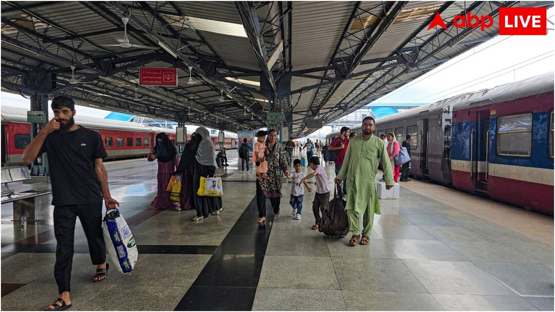 Trains Cancelled: कोलकाता में भारी बारिश से रेलवे ट्रैक डूबे, कई ट्रेनें रद्द; देखें पूरी लिस्ट kolkata heavy rain trains cancelled rescheduled eastern railway division which trains have cancelled in Kolkata Trains Cancelled: कोलकाता में भारी बारिश से रेलवे ट्रैक डूबे, कई ट्रेनें रद्द; देखें पूरी लिस्ट