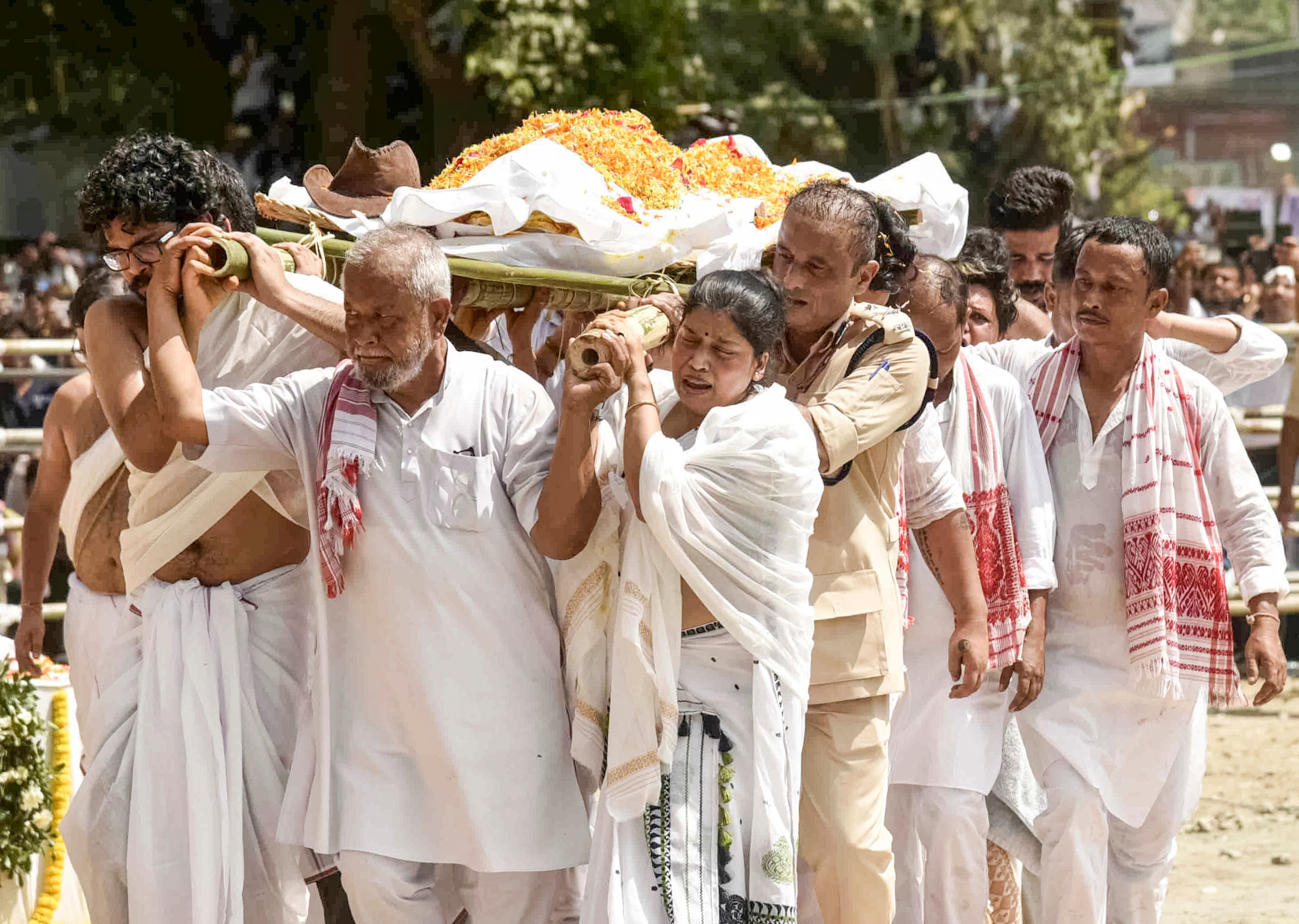 পরিবার, প্রিয়জনদের কাঁধে প্রিয় শিল্পীর দেহ