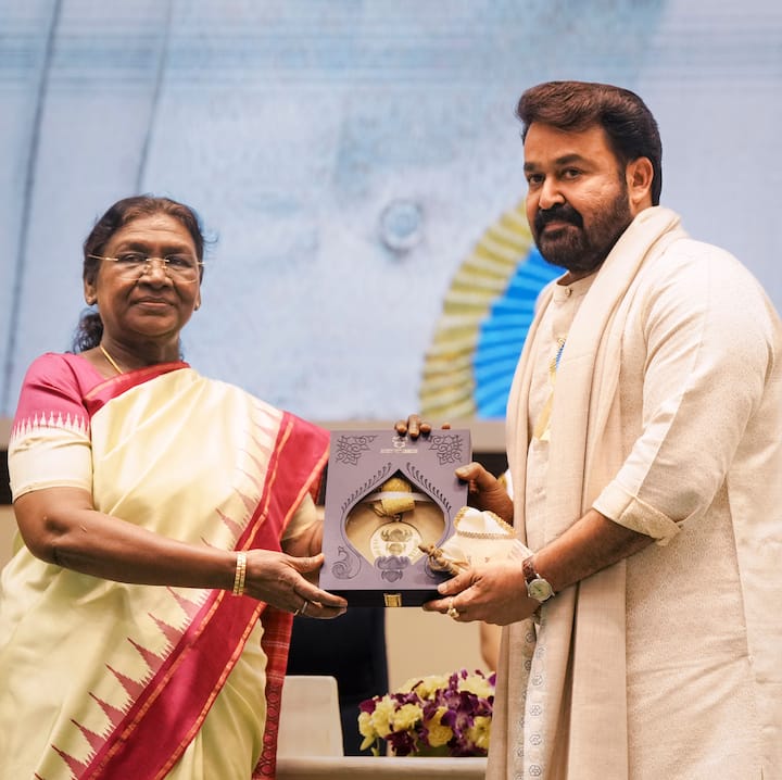 South Superstar Mohanlal was awarded the Dadasaheb Phalke Award at this award ceremony. Fans are very fond of this simple style of the actor.
