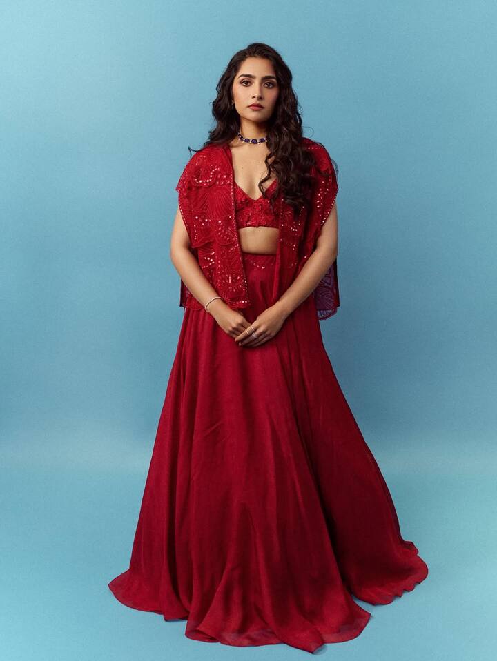 'कांतारा चैप्टर' 1 में कनकवती की भूमिका निभाने वाली रुक्मिणी वसंत सोशल मीडिया पर खासा एक्टिव रहती हैं. साथ ही आए दिन एक से बढ़कर एक ग्लैमरस तस्वीरें शेयर करती रहती हैं.