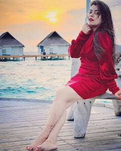 निधि झा की 10 तस्वीरें, बेस्ट फ्रेंड के पति पर हार बैठीं दिल फिर अंजना सिंह का तोड़ा घर!