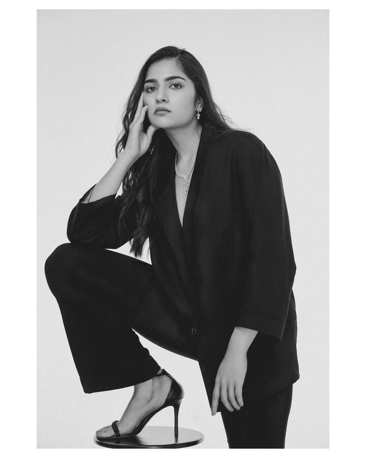 रियल लाइफ में रुक्मिणी बेहद ग्लैमरस हैं. इस बात का सबूत एक्ट्रेस की ये तस्वीरें हैं. ये कहना गलत नहीं होगा कि उनकी एक झलक देख आप मदहोश हो जाएंगे.