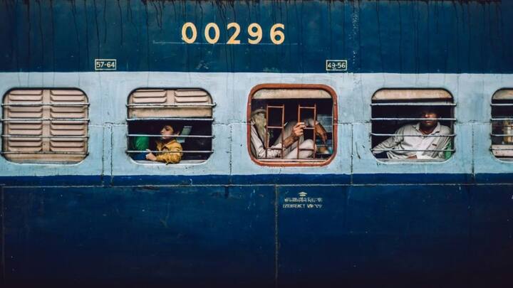 पूरे कोच के लिए नार्मल टिकटिंग से ज्यादा फीस लग सकती है और पेमेंट ऑनलाइन या रेलवे चालान के जरिए किया जा सकता है. भुगतान पूरी तरह से कंफर्म होने के बाद ही सीटें ब्लॉक होती हैं. इस तरह सुनिश्चित होता है कि कोई सीट खाली न रहे.