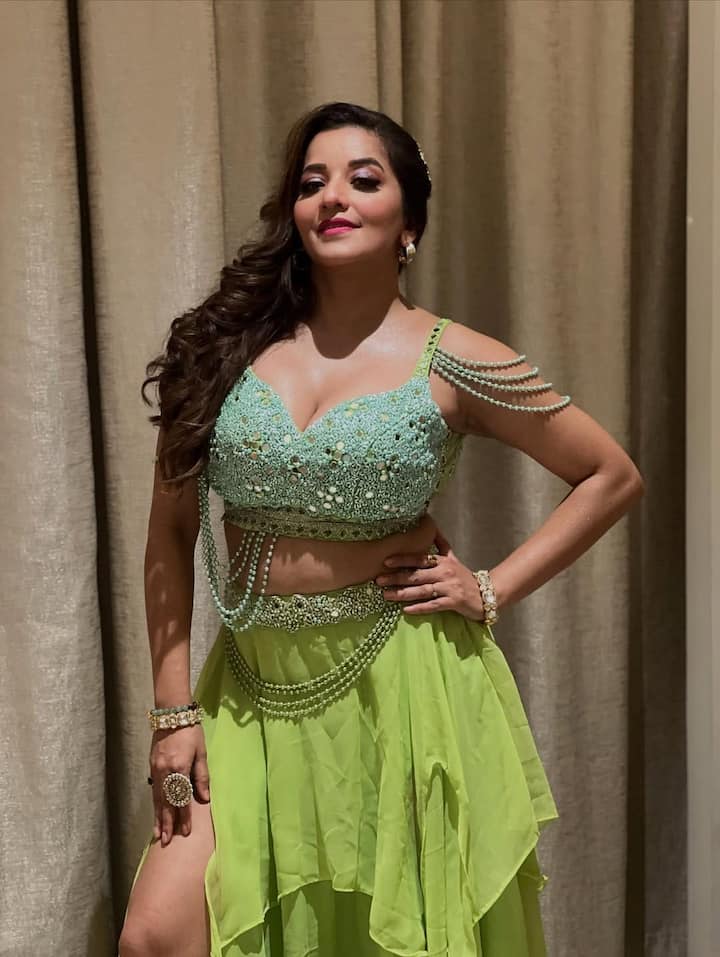 एक्सेसरीज पर गौर करें तो हसीना ने अपने आउटफिट के कंट्रास्टिंग कलर के हिसाब से व्हाइट कलर का कड़ा पहना है. एक साथ ही उन्होंने बड़ी सी स्टोन की अंगूठी भी कैरी पहनी है. अपने लुक को उन्होंने चंकी इयरिंग्स के साथ कंप्लीट किया.