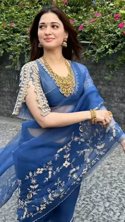 If you are looking for a light saree for Navratri worship. So this saree of Katrina Kaif is also perfect. Which will also give you a stylish look. If you are a new bride, you can wear a net saree with brocade work like Tamannaah Bhatia in Navratri Puja. On this, you can also make the look beautiful by wearing gold jewelery like an actress.