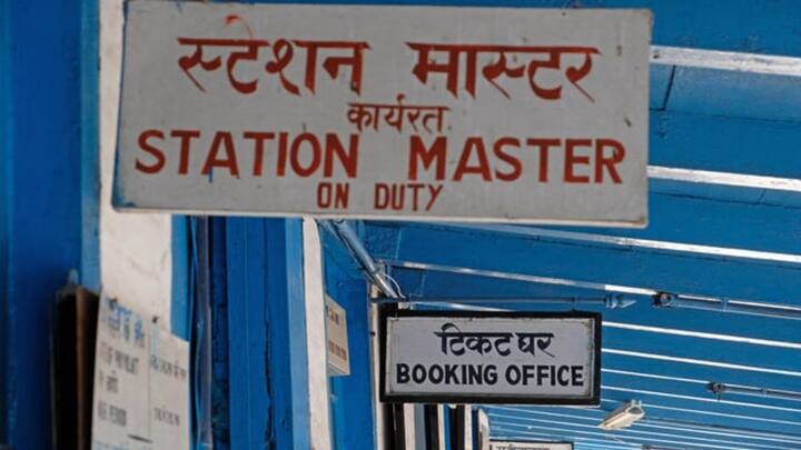 अगर स्टेशन पर या ट्रेन में आपको अब भी रेल नीर की बोतल सस्ती नहीं मिल रही. तो पहले आप सीधे स्टेशन मास्टर या रेलवे कस्टमर केयर से शिकायत कर सकते हैं. यह ऑनलाइन और ऑफलाइन दोनों तरीके से किया जा सकता है.