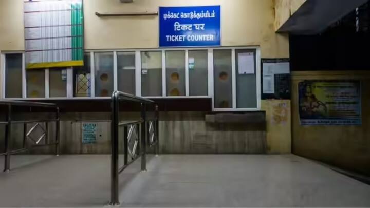 टिकट सिर्फ परिवार के सदस्यों को ही ट्रांसफर की जा सकती है. इनमें बात की जाए तो पति-पत्नी, माता-पिता, बच्चे या भाई-बहन के नाम पर रेलवे टिकट ट्रांसफर किया जा सकता है. इसके लिए यात्री को यात्रा से कम से कम 24 घंटे पहले लिखित आवेदन स्टेशन मास्टर या संबंधित रेलवे अधिकारी को देना होता है.