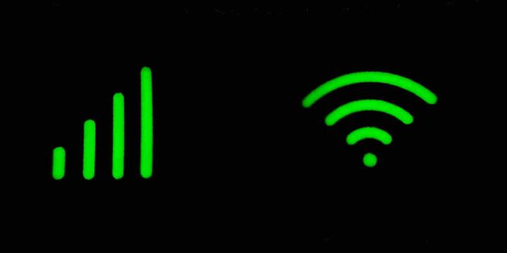 इसमें मल्टी-बैंड टेक्नोलॉजी (2.4GHz और 5GHz) का इस्तेमाल होता है जिससे डेटा ट्रांसफर तेज और ज्यादा स्मार्ट तरीके से होता है. साथ ही, इसे मैनेज करना भी बेहद आसान है क्योंकि पूरा सिस्टम मोबाइल ऐप से नियंत्रित किया जा सकता है.